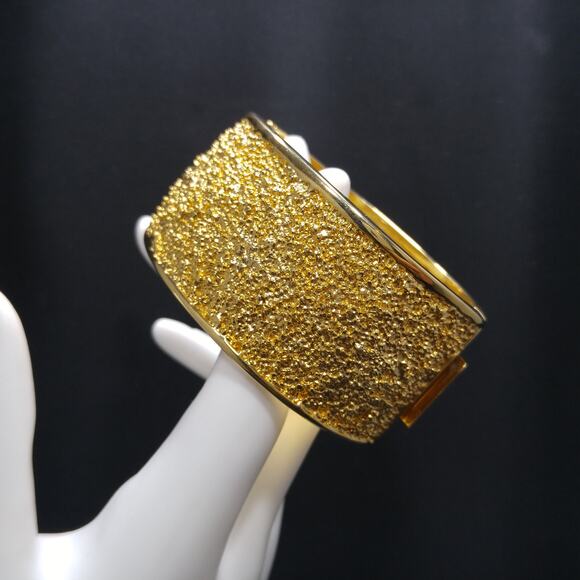 Vintage Wide Textured Gold Cuff Bracelet, Hinged Clasp, 1980s - Picture 4 of 10